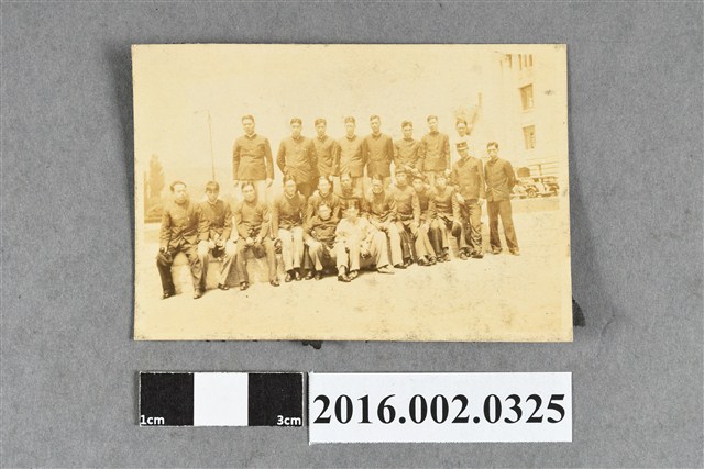 張星賢就讀早稻田大學時期與同學合照 (共2張)