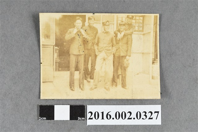 張星賢就讀早稻田大學時期與同學於屋舍前合照 (共4張)