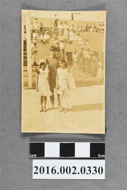 張星賢任職滿鐵時期代表日本參加第十一屆柏林奧運與日本武官寺田之女於芬蘭赫爾辛基集訓練習場合照 (共2張)