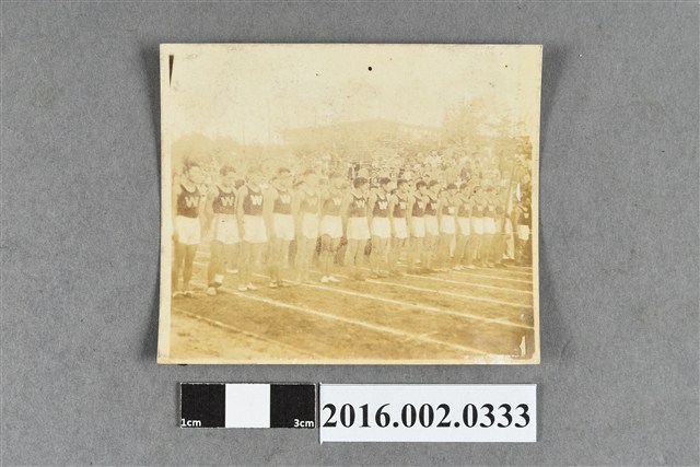 張星賢代表早稻田大學田徑部遠征朝鮮、滿州比賽與隊友於京城運動場合照 (共2張)