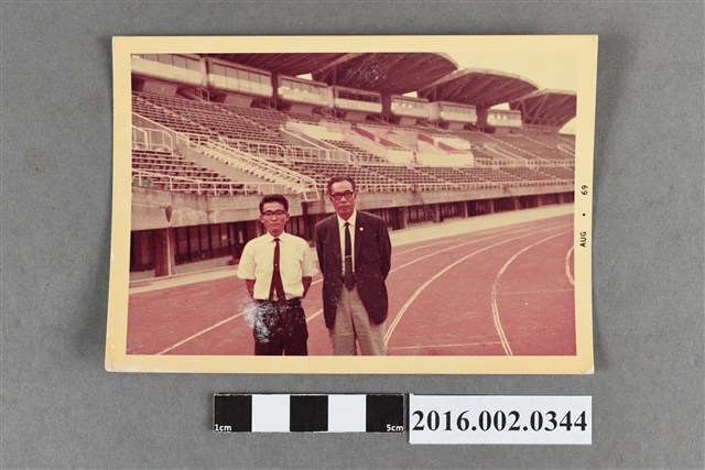 張星賢與日籍友人於綜合運動場合照 (共2張)