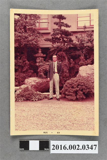 張星賢於飯店庭園 (共2張)