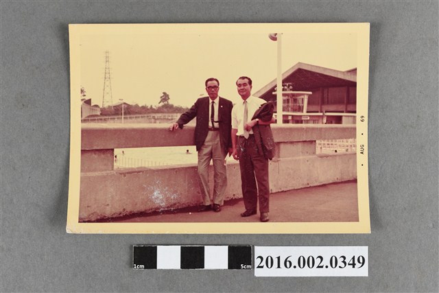 張星賢與日籍友人於綜合運動場合照 (共2張)