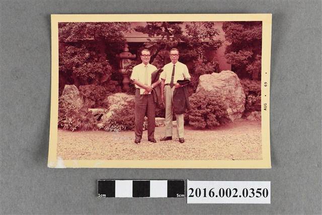 張星賢與日籍友人於飯店庭園合照 (共2張)