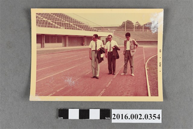 張星賢與日籍友人於綜合運動場合照 (共2張)