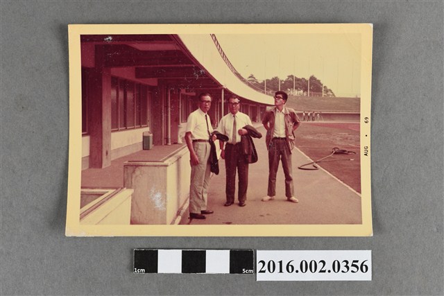 張星賢與日籍友人於綜合運動場合照 (共2張)