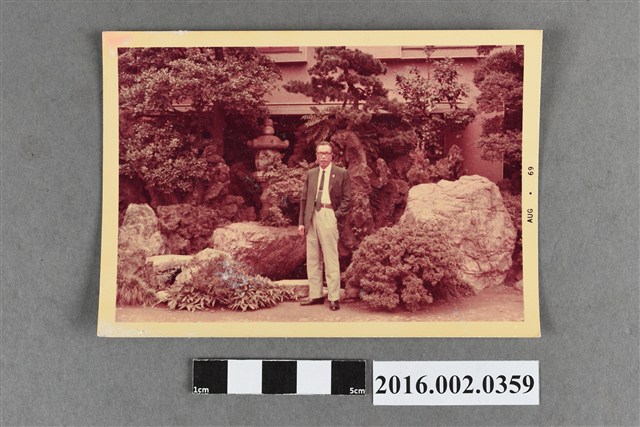 張星賢於飯店庭園 (共2張)