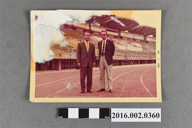 張星賢與日籍友人於綜合運動場合照 (共2張)