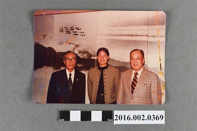 張星賢與紀政、烏鉞上將（空軍總司令）於招待會合照 (共2張)