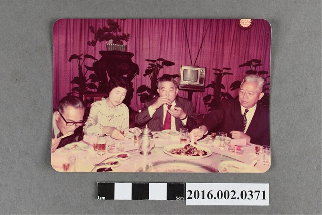 日本中京學園校長梅村夫婦訪台與張星賢等人於歡迎餐會合照 (共2張)