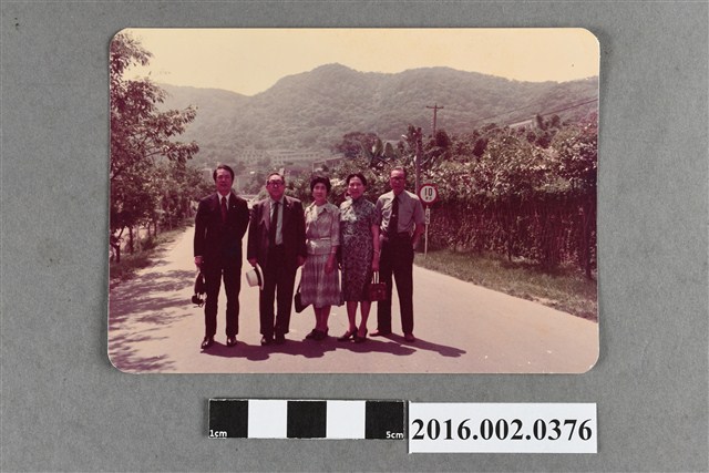 日本中京學園校長梅村夫婦訪台與張星賢等人出遊合照 (共2張)