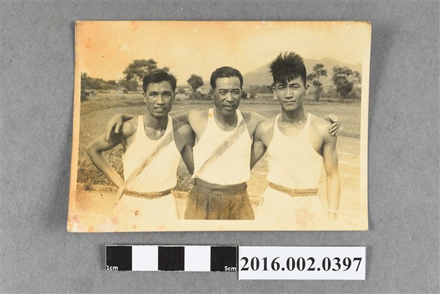 張星賢與陳英郎等人於運動場合照 (共3張)