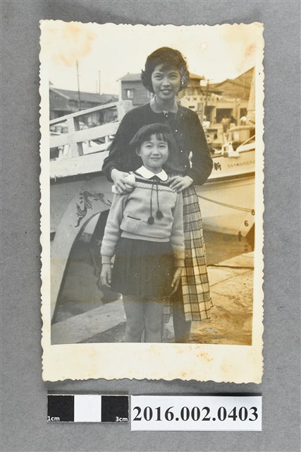 張星賢之外甥女於高雄港合照 (共2張)