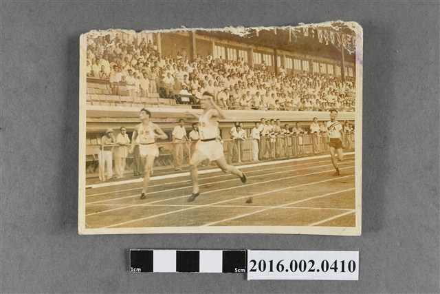 陳英郎代表台灣田徑隊遠征菲律賓勇奪四百公尺競賽冠軍 (共2張)