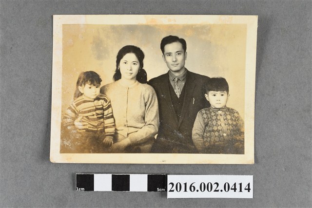 林文端（張星賢之合作金庫同仁）全家合照 (共2張)