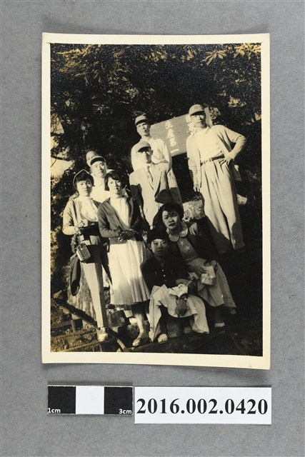 張星賢任職合庫桃園支庫經理時期與副理曾梅芳等同仁出遊合照 (共2張)