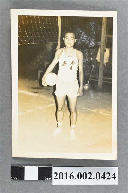 張星賢之合作金庫排球隊隊員於球場 (共2張)