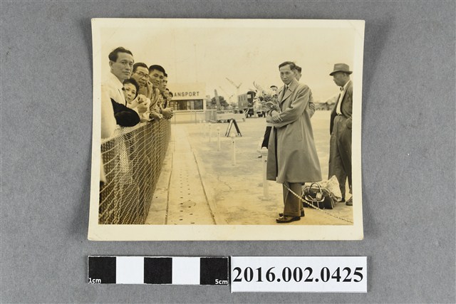 張星賢與楊傳廣等人於松山機場歡迎織田幹雄訪台 (共2張)