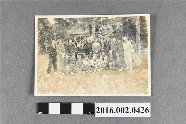 周麟徵與外國女桌球選手、教練於西德合照 (共2張)