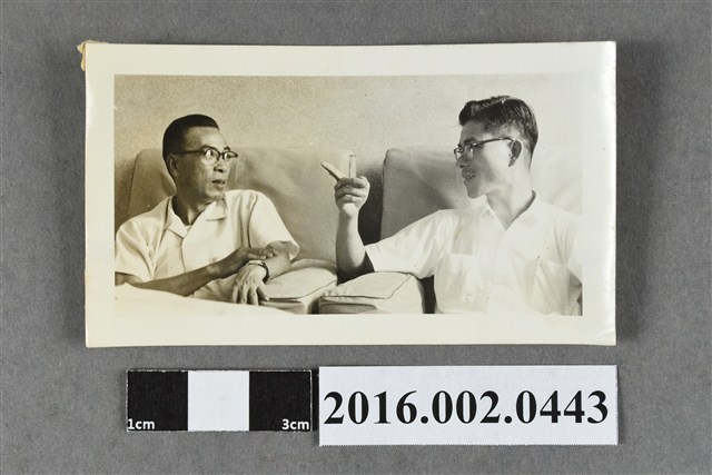 張星賢與友人於合作金庫辦公室合照 (共2張)