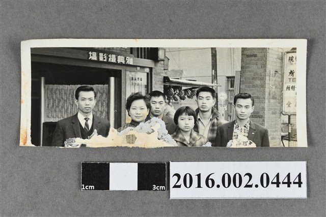 鄭新合與子女於雅典攝影場前合照 (共2張)