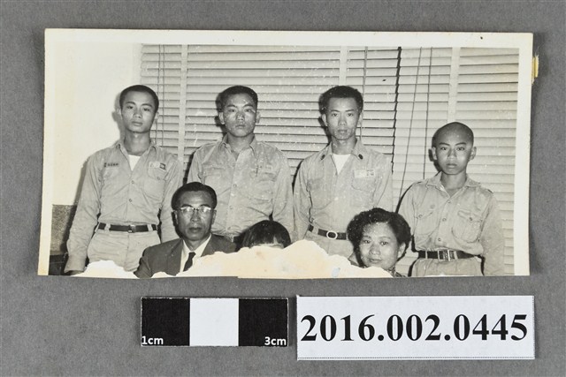 張星賢夫婦與子女於住家合照 (共2張)