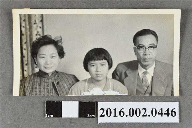 張星賢夫婦與女兒於住家合照 (共2張)