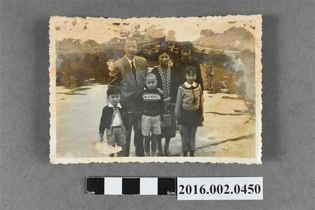 張星賢之四妹全家於高雄港合照 (共2張)