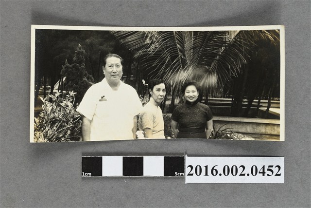 鄭新合與澎湖合作金庫經理夫婦於澎湖合照 (共2張)