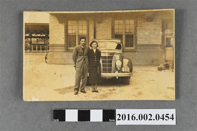 張星賢夫婦於台南火車站前合照 (共2張)