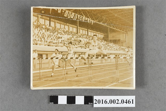 台灣田徑代表隊高欄選手遠征菲律賓於馬尼拉黎沙運動場比賽照 (共2張)