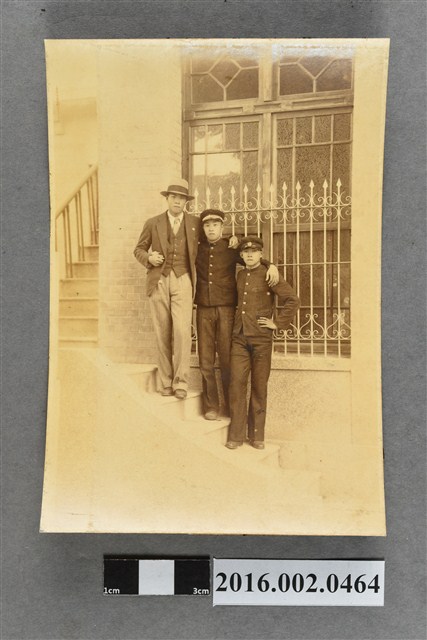 張星賢就讀早稻田大學時期與高中學生於台中合照 (共2張)