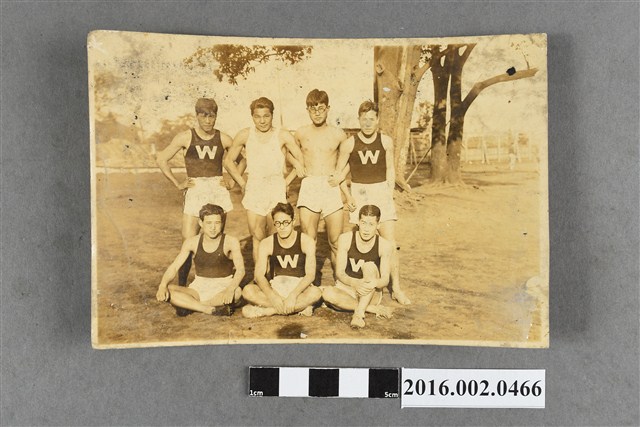 張星賢就讀早稻田大學最後一年與選手、同學於運動場合照 (共4張)