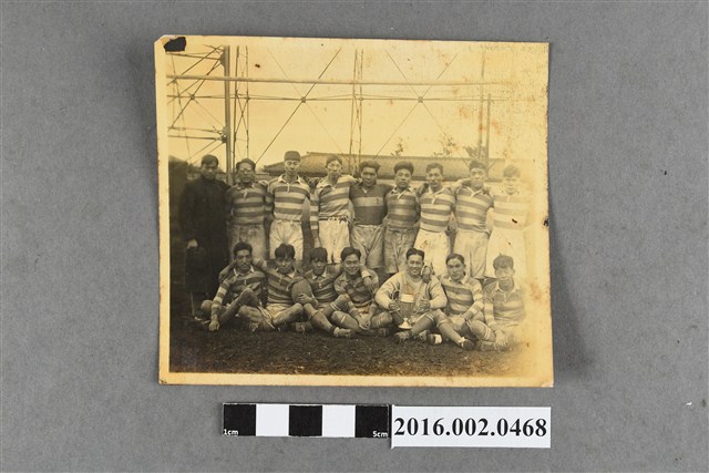 張星賢就讀早稻田大學時期與橄欖球隊於球場合照 (共2張)