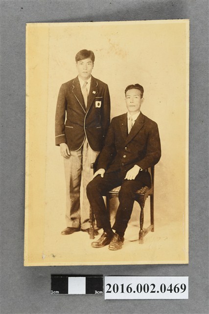 張星賢身著第十屆洛杉磯奧運日本代表隊服裝與友人於台北合照 (共2張)