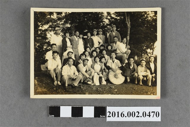 張星賢任職合庫桃園支庫經理與副理曾梅芳等同仁出遊合照 (共2張)