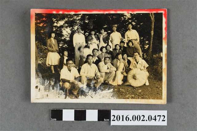 張星賢任職合庫桃園支庫經理與副理曾梅芳等同仁出遊合照 (共2張)