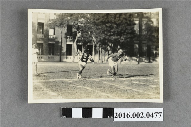 張星賢就讀早稻田大學時期利用寒假回台擔任巡迴教練與何友澄選手於台南第一女中運動場練習起跑照片 (共2張)