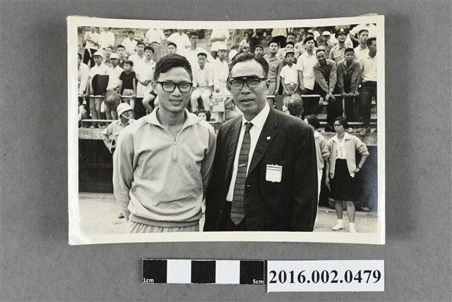 張星賢與田徑選手於田徑大會運動場合照 (共2張)