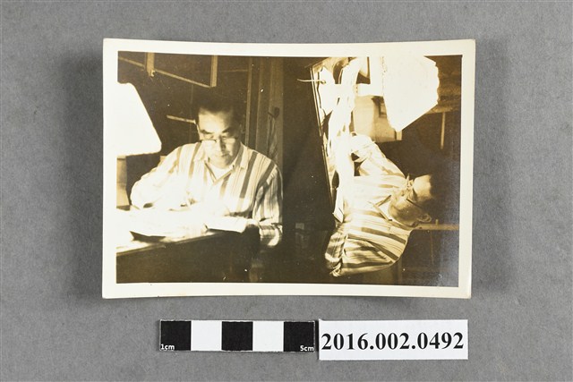 一位男士書桌閱讀照 (共2張)