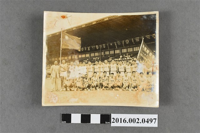 張星賢擔任副總領隊帶領台灣田徑隊遠征菲律賓與全體隊員於馬尼拉黎沙運動場合照 (共2張)