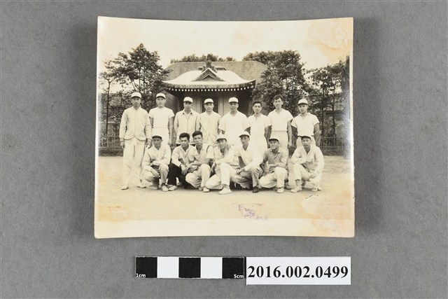 張星賢與合作金庫排球隊合照 (共2張)