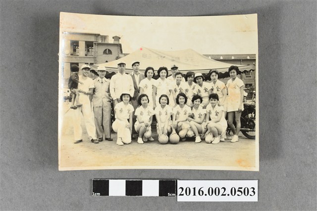 張星賢之合作金庫同仁與女排球隊合照 (共2張)