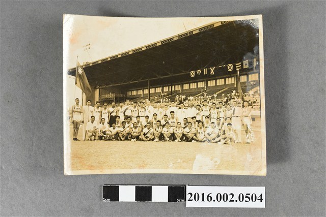 張星賢擔任副總領隊帶領台灣田徑隊遠征菲律賓與全體隊員於馬尼拉黎沙運動場合照 (共2張)