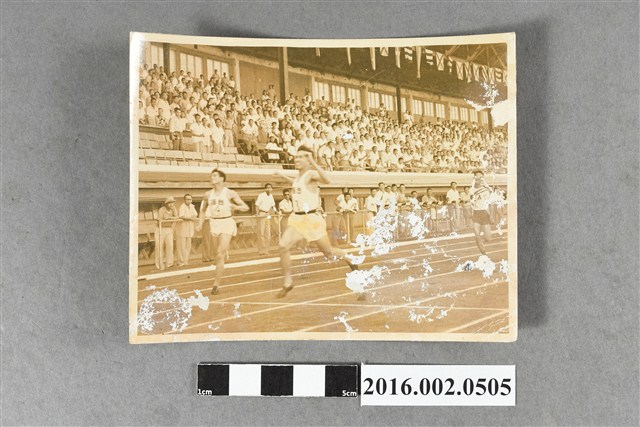 台灣田徑代表隊陳英郎選手遠征菲律賓勇奪四百公尺競賽冠軍衝線照片 (共2張)