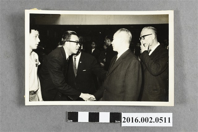 張星賢帶領合作金庫桌球隊周俊成等人於香港交流比賽合照 (共2張)