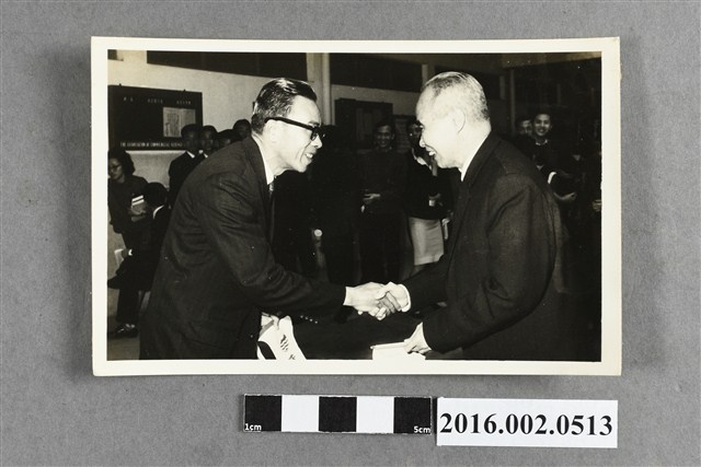 張星賢帶領合作金庫桌球隊於香港交流比賽合照 (共2張)