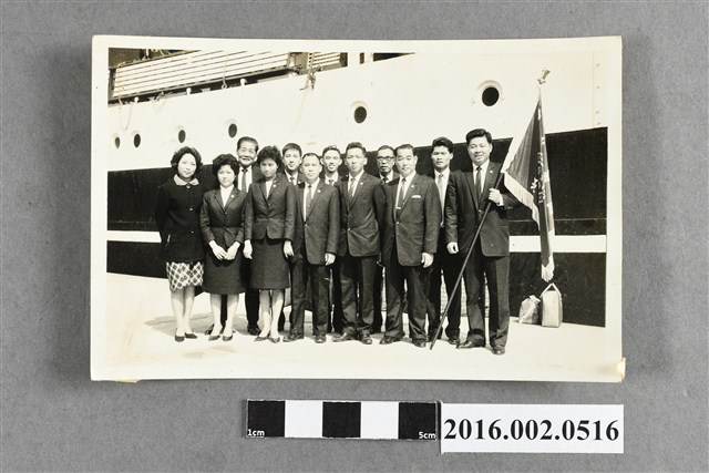 張星賢帶領合作金庫桌球隊赴香港交流比賽與會人員於碼頭合照 (共2張)