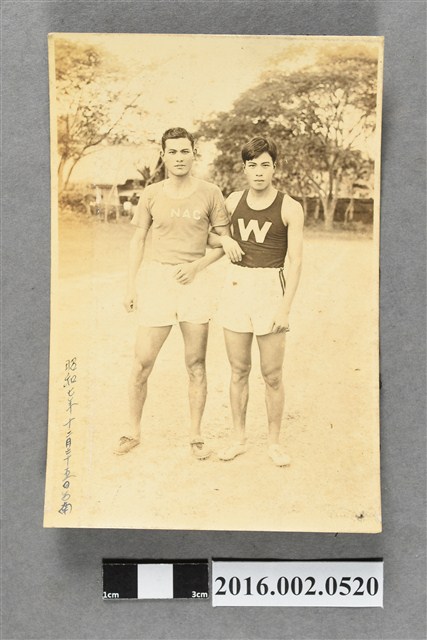 張星賢就讀早稻田大學時期利用寒假回台擔任巡迴教練與何友澄選手於台南第一女中運動場合照 (共2張)