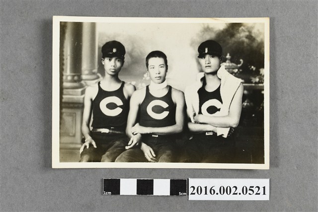 張星賢就讀台中商業學校時期與楊啟德、王細松選手合照 (共2張)